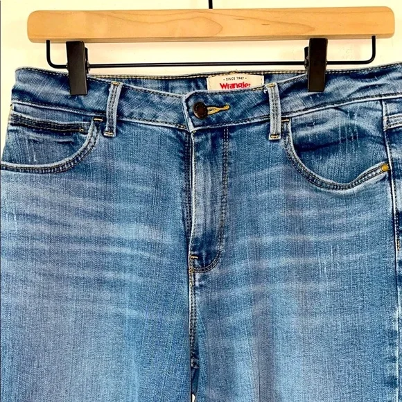 Wrangler Women's High-Rise Rodeo Straight Leg Crop Jean - Picture 5 of 16